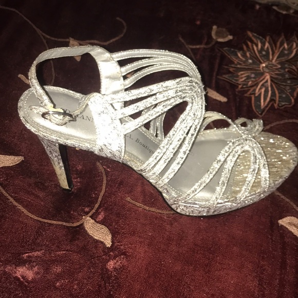 Silver heels - Picture 1 of 3